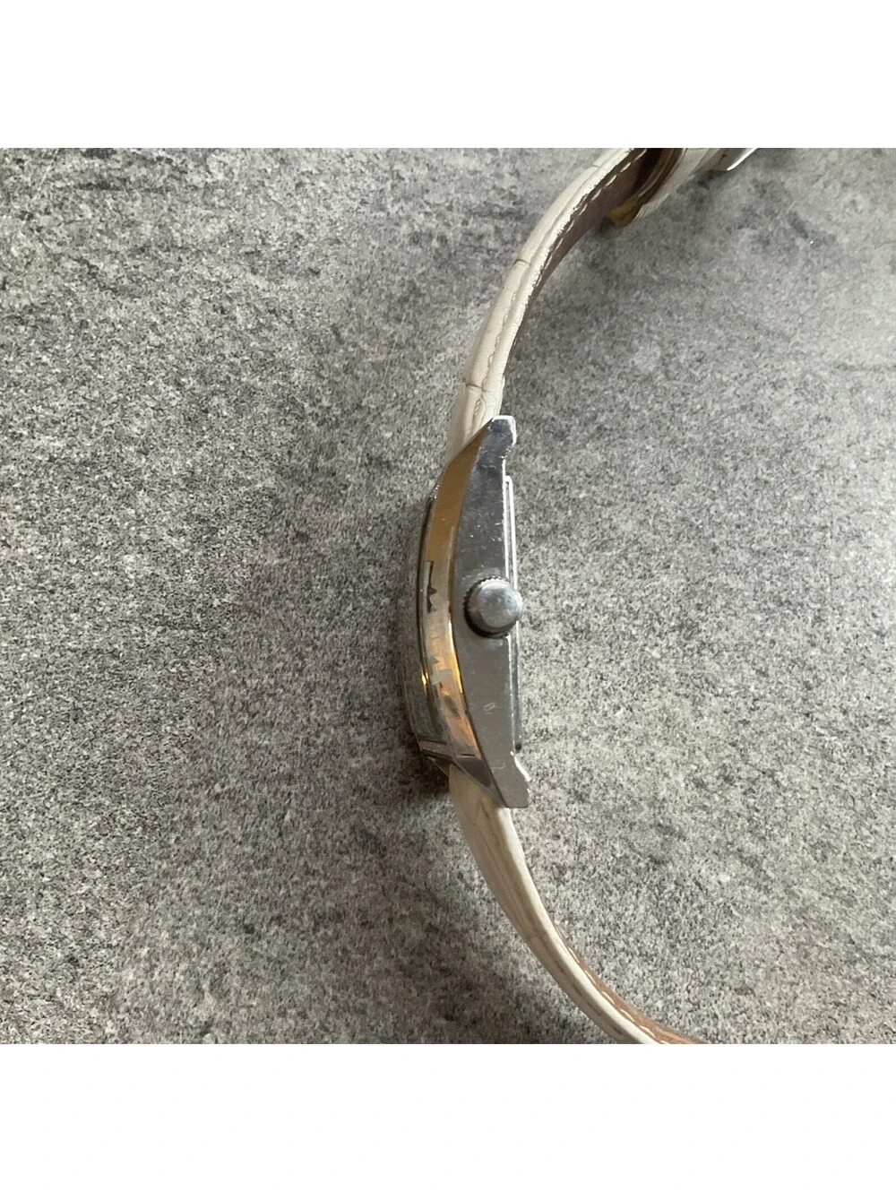 Guess Timeless Elle Beauty 2004 Watch 38mm Silver Tone Case White Leather Band Q